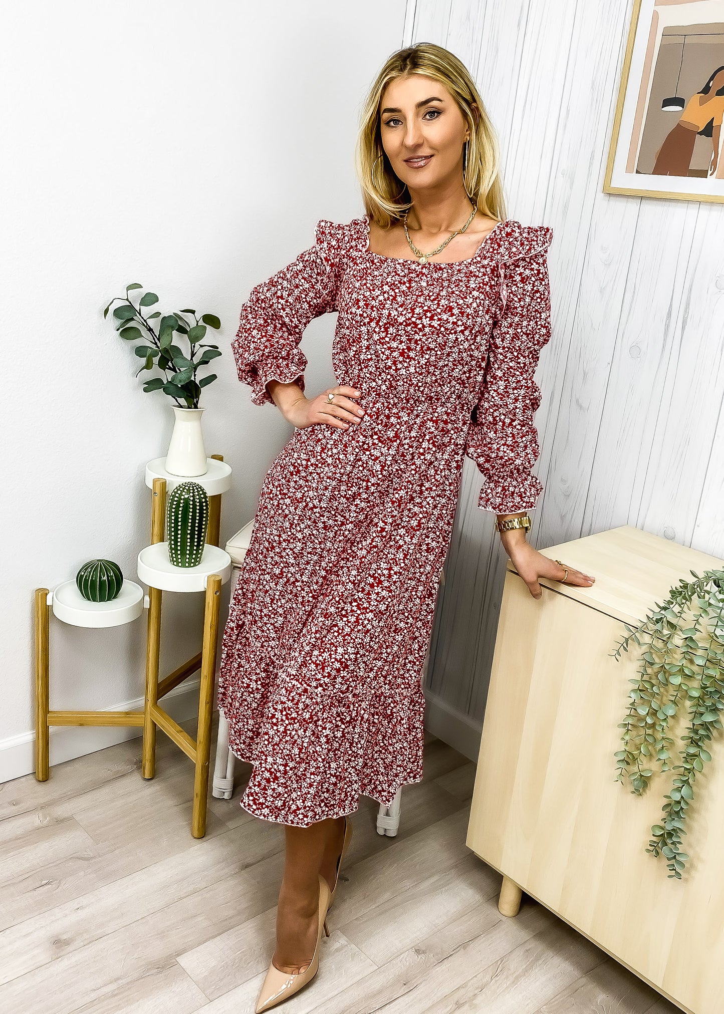 Vestido floral con escote cuadrado y volantes