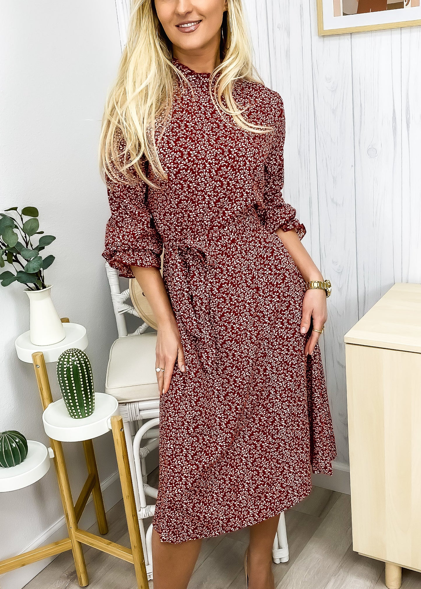 Vestido con cuello con volantes y lazo