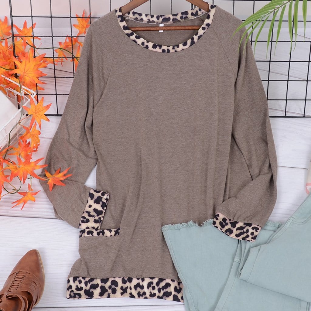 Suéter con bolsillos en contraste de leopardo