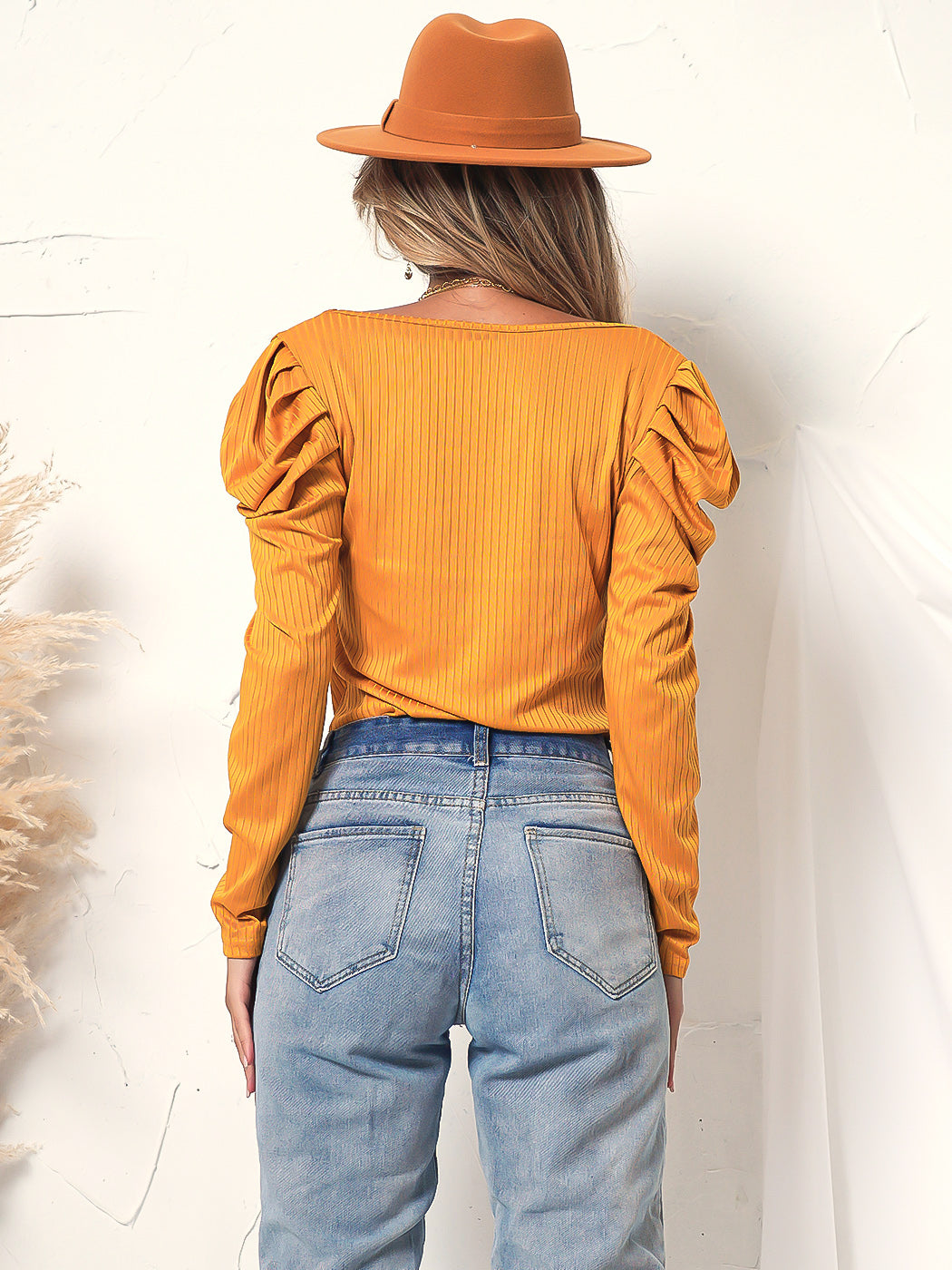 Blusa con escote cuadrado y mangas gigot