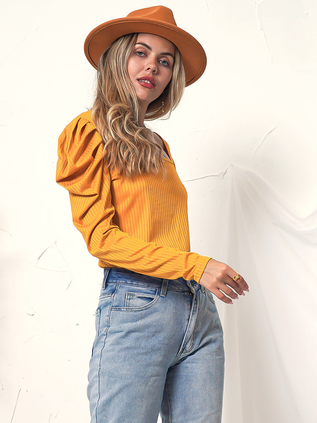 Blusa con escote cuadrado y mangas gigot