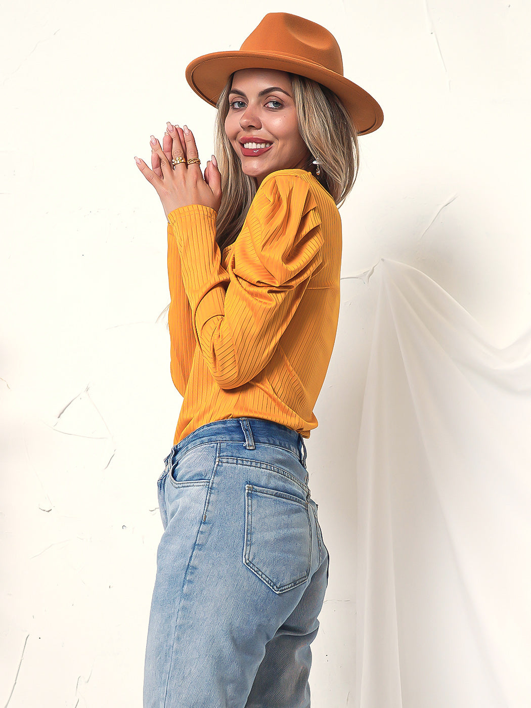 Blusa con escote cuadrado y mangas gigot