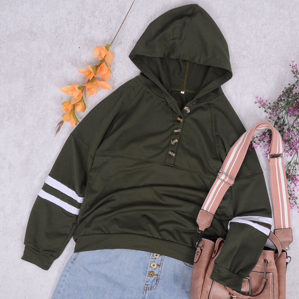 Sudadera con capucha y detalle de botones en la parte delantera