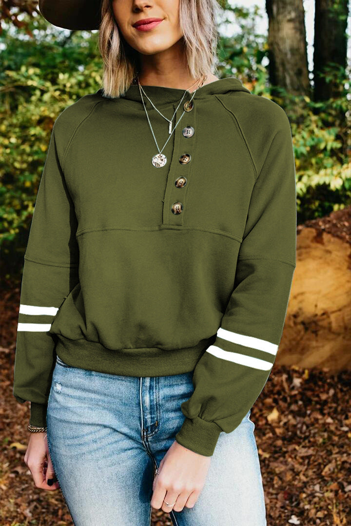 Sudadera con capucha y detalle de botones en la parte delantera