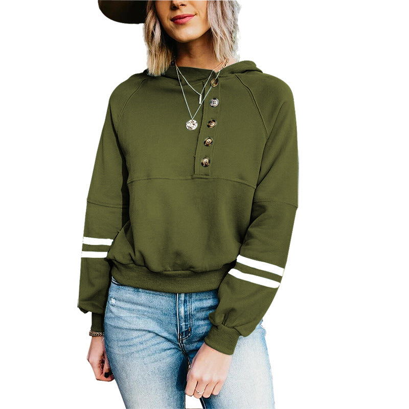 Sudadera con capucha y detalle de botones en la parte delantera