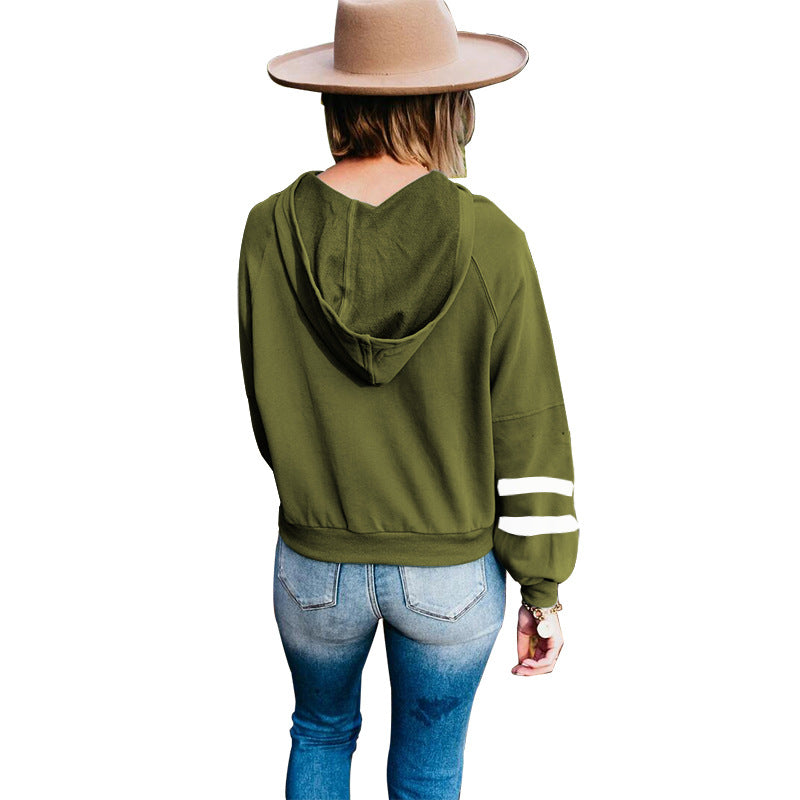 Sudadera con capucha y detalle de botones en la parte delantera