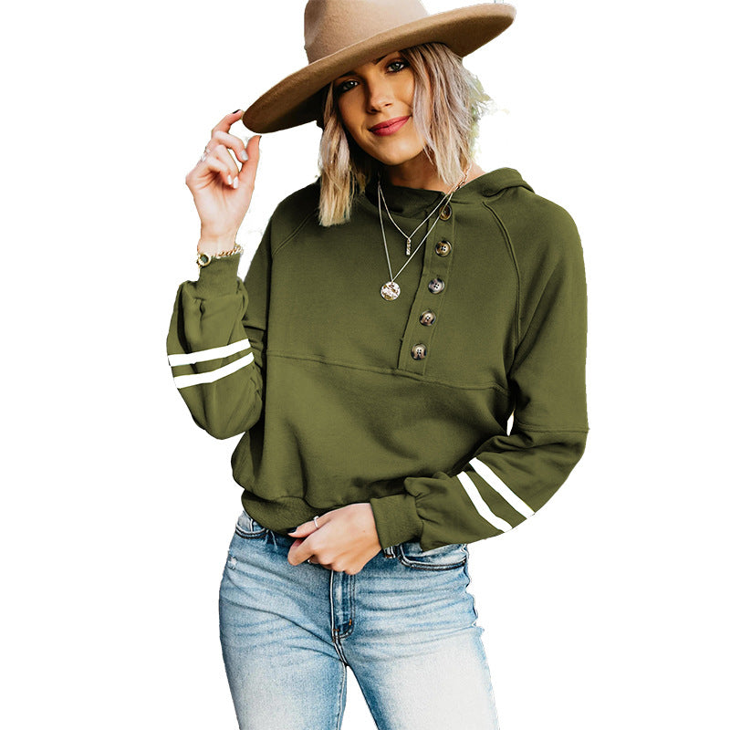 Sudadera con capucha y detalle de botones en la parte delantera