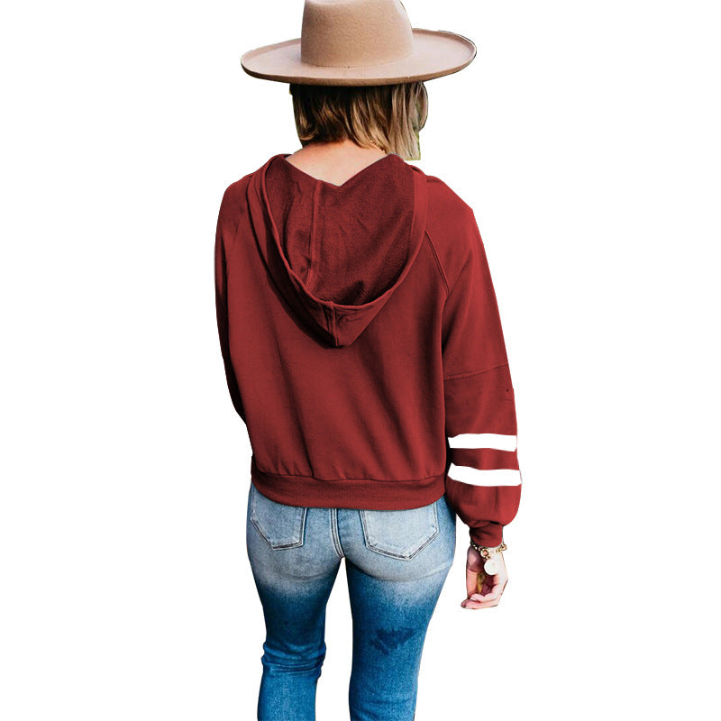 Sudadera con capucha y detalle de botones en la parte delantera