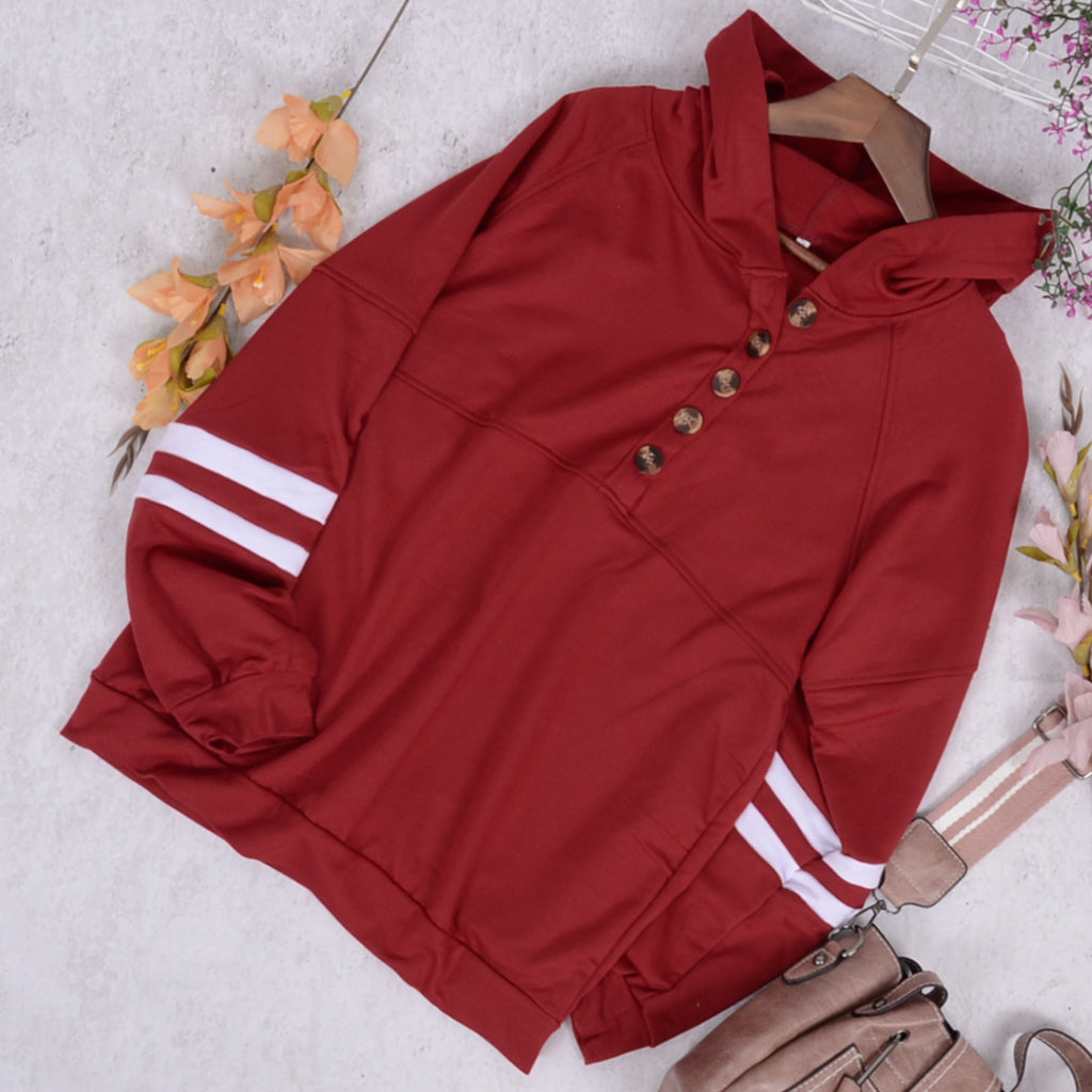 Sudadera con capucha y detalle de botones en la parte delantera