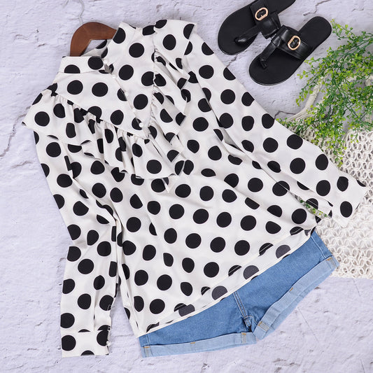 Blusa con botones y mangas largas con volantes