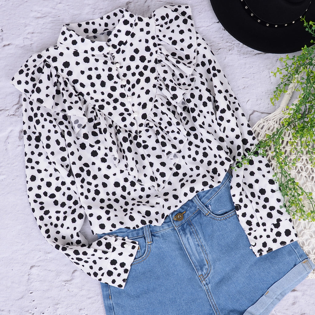 Blusa con botones y mangas largas con volantes