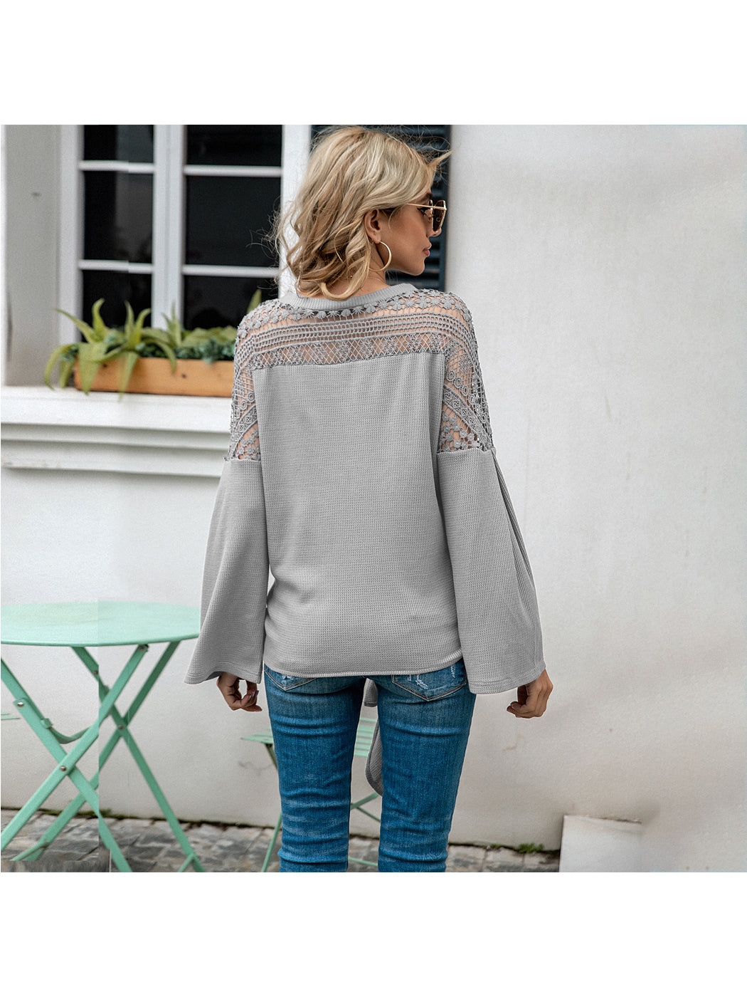 Blusa con detalle de encaje y mangas acampanadas