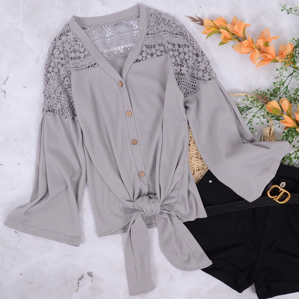 Blusa con detalle de encaje y mangas acampanadas