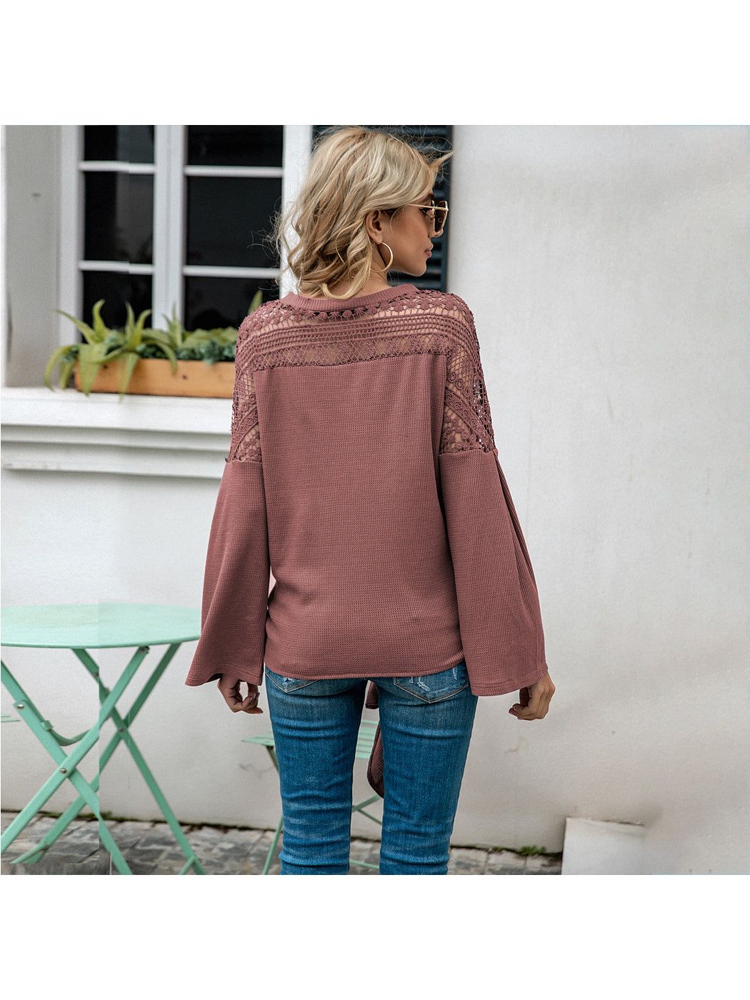 Blusa con detalle de encaje y mangas acampanadas