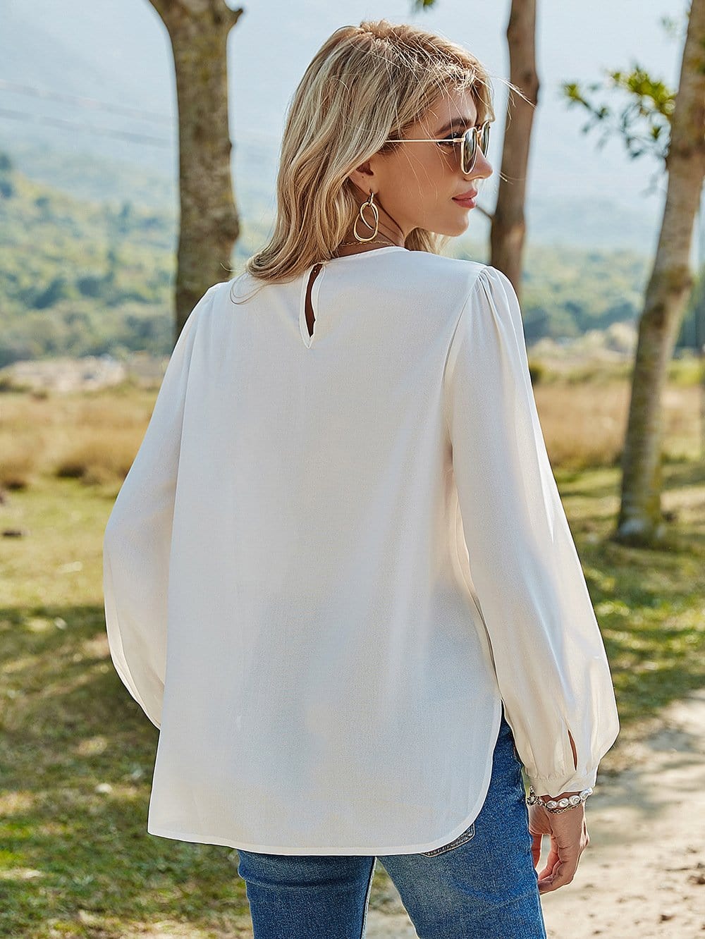 Blusa con escote en V y encaje