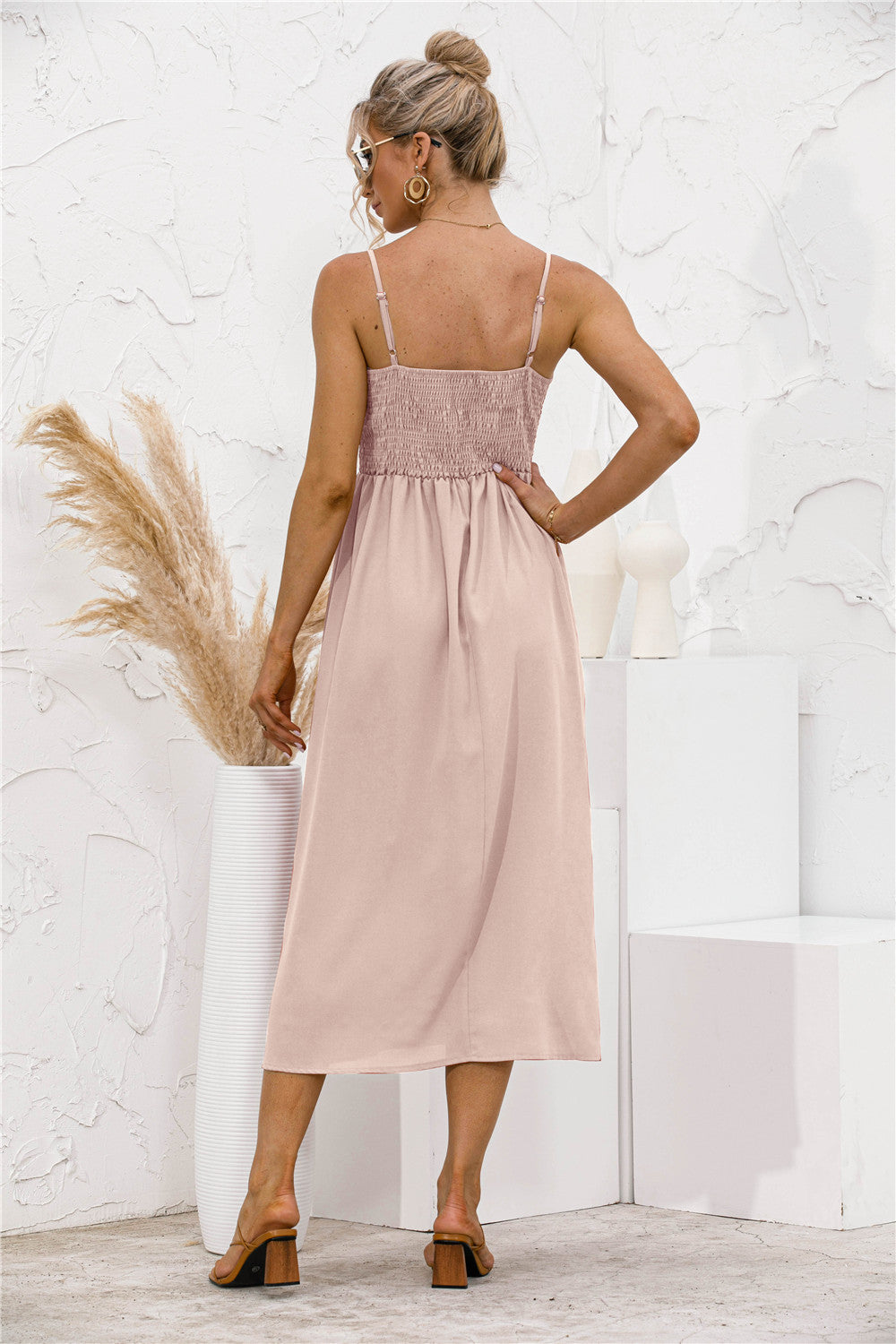 Vestido con botones en la espalda fruncidos