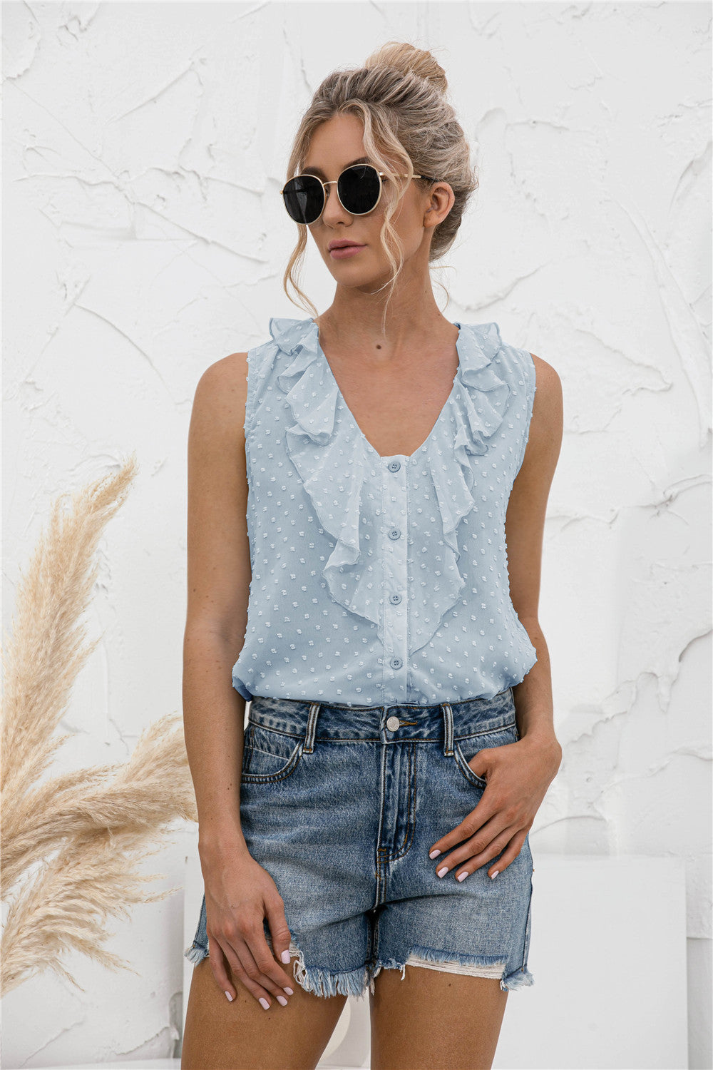 Camiseta sin mangas con lunares y volantes