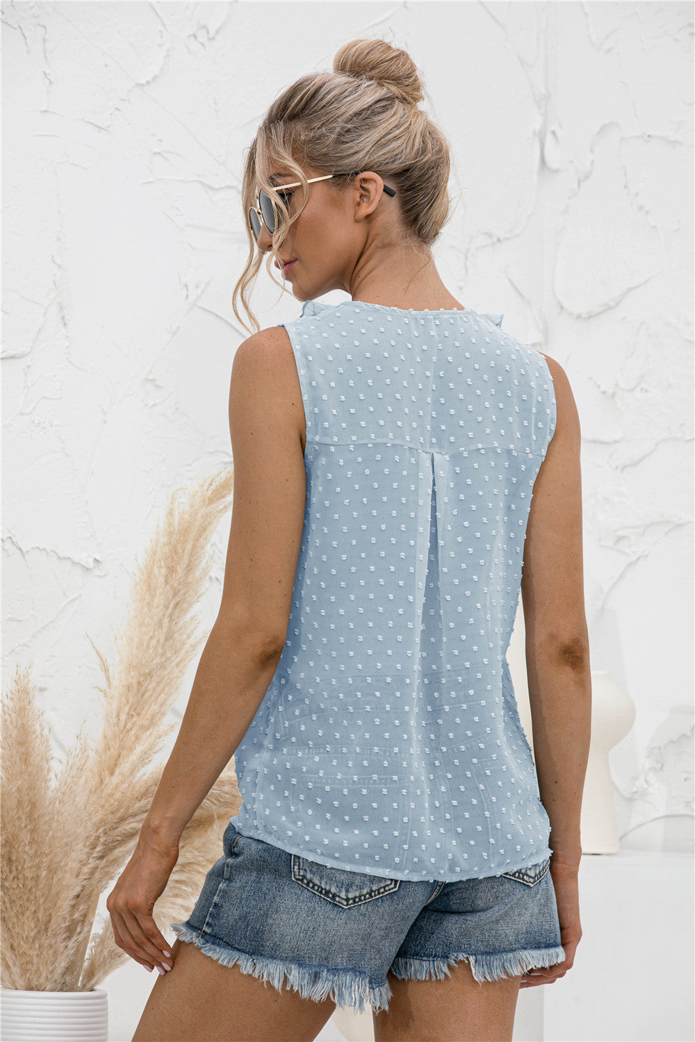 Camiseta sin mangas con lunares y volantes