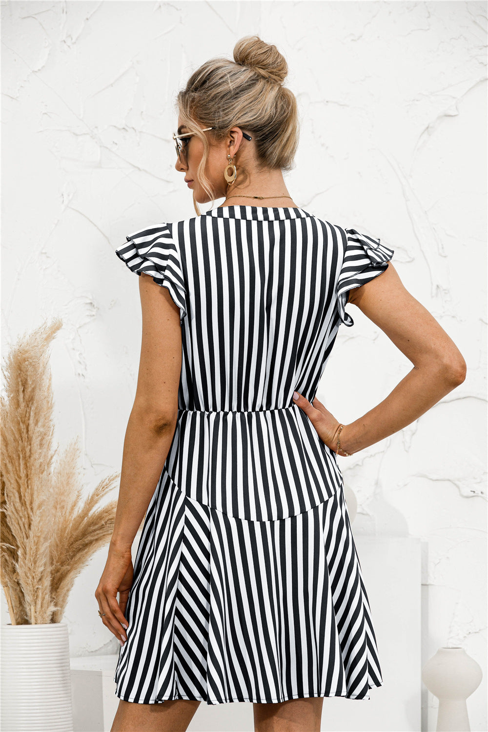Vestido mini túnica con volantes y rayas