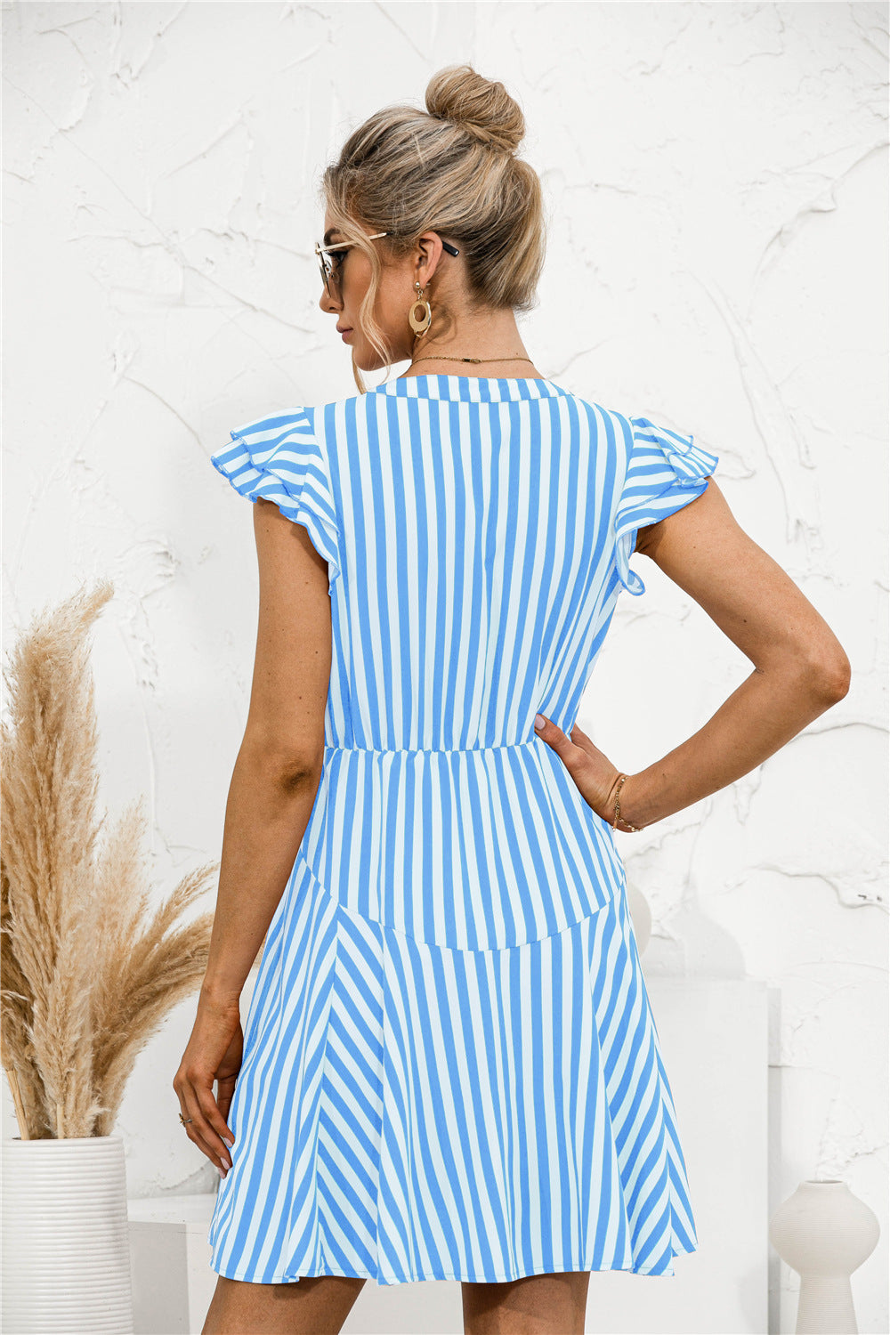 Vestido mini túnica con volantes y rayas