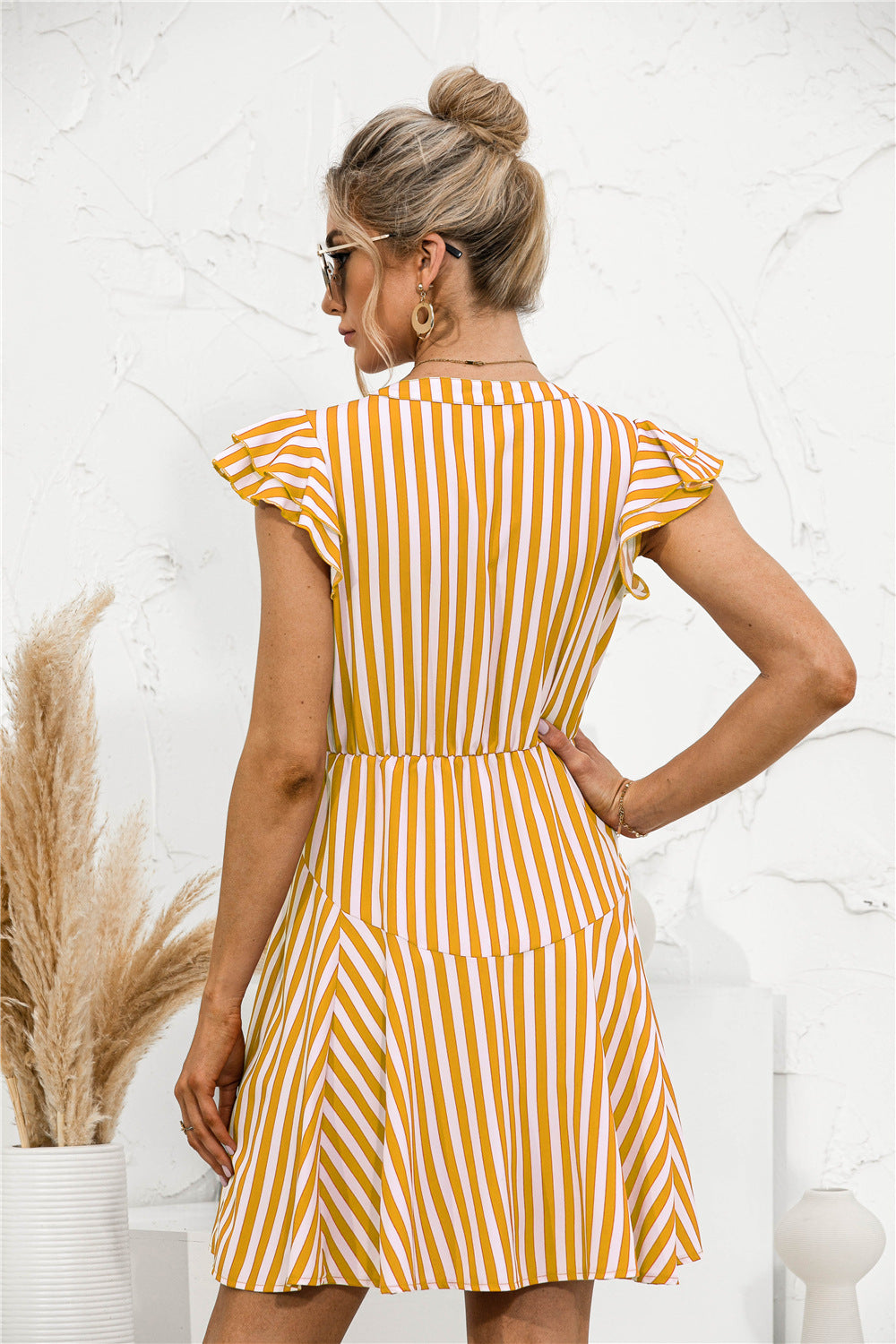 Vestido mini túnica con volantes y rayas