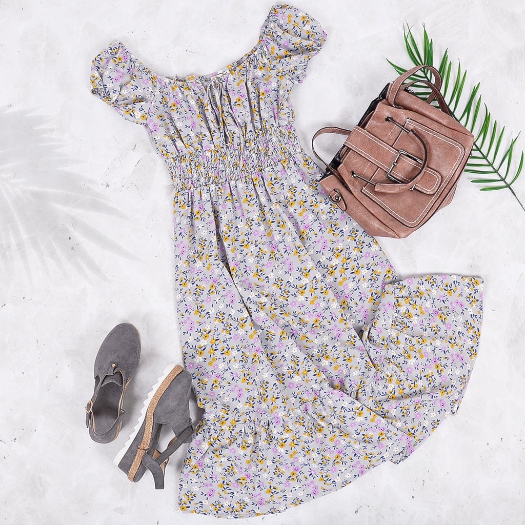 Vestido con estampado de margaritas y cintura fruncida