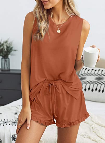 Camiseta sin mangas de color liso y pantalones cortos con volantes