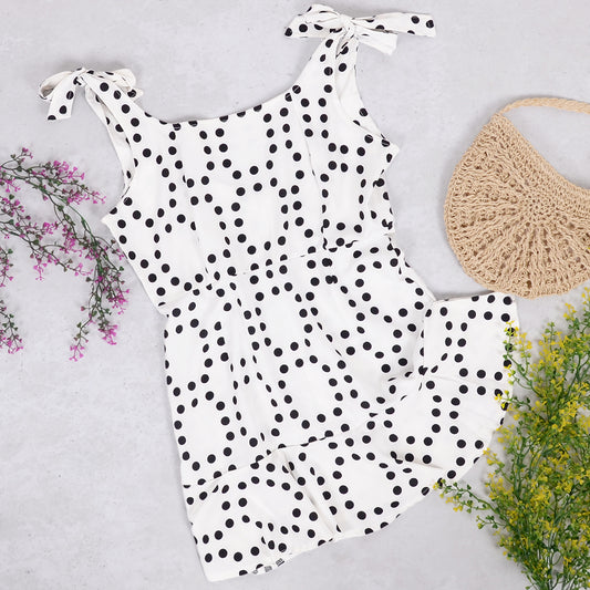 Vestido con lunares suaves y lazo en los hombros