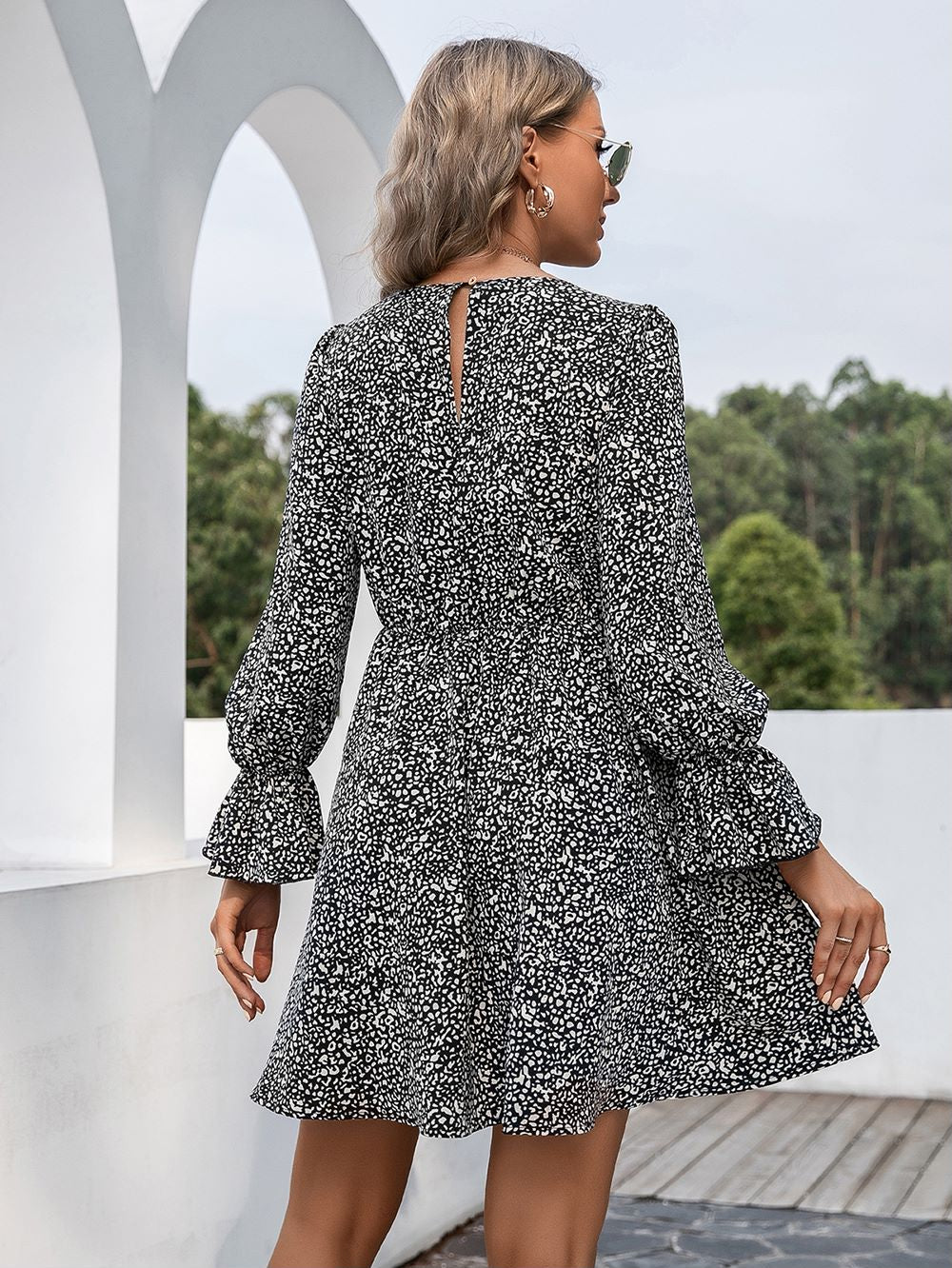 Vestido con vuelo y botones con estampado de lunares combinados