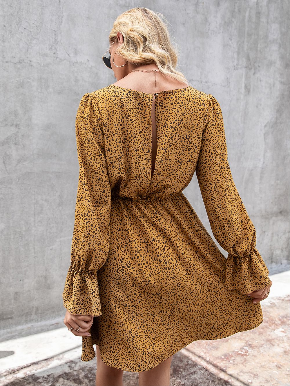 Vestido con vuelo y botones con estampado de lunares combinados