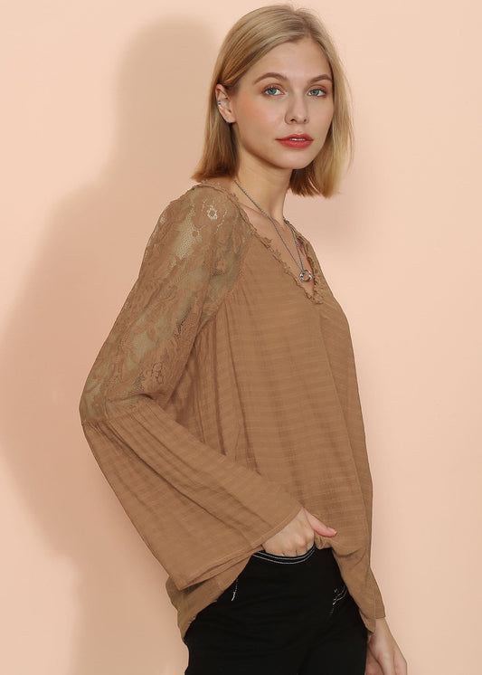 Blusa semitransparente con mangas acampanadas