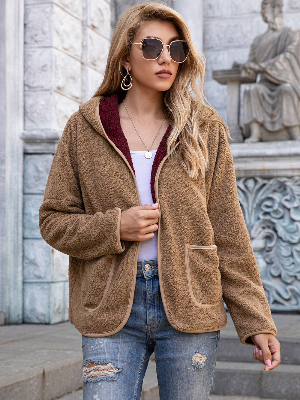 Sudadera con capucha y bolsillo frontal abierto de polar