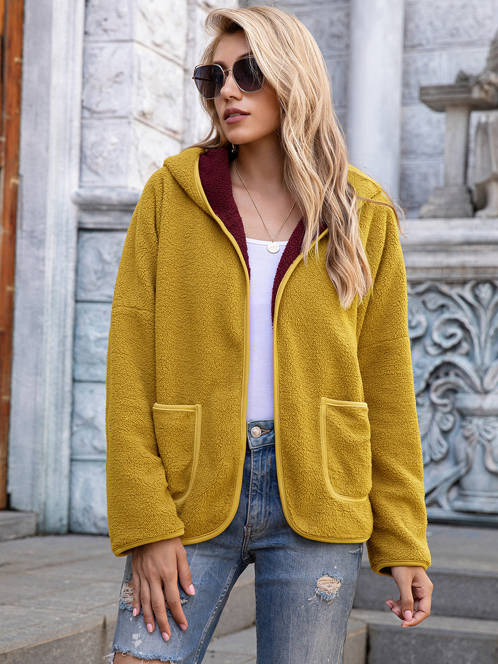 Sudadera con capucha y bolsillo frontal abierto de polar