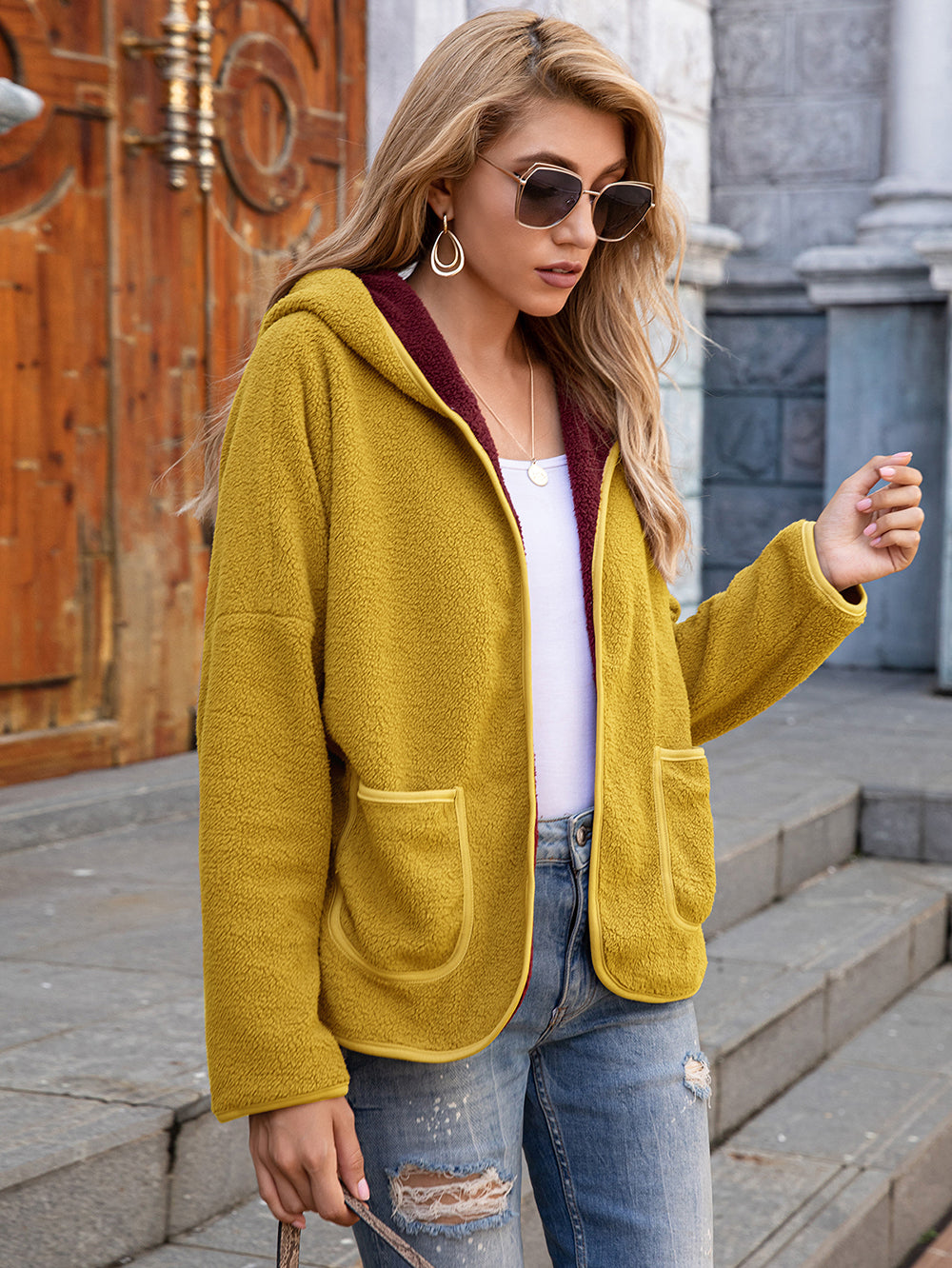Sudadera con capucha y bolsillo frontal abierto de polar