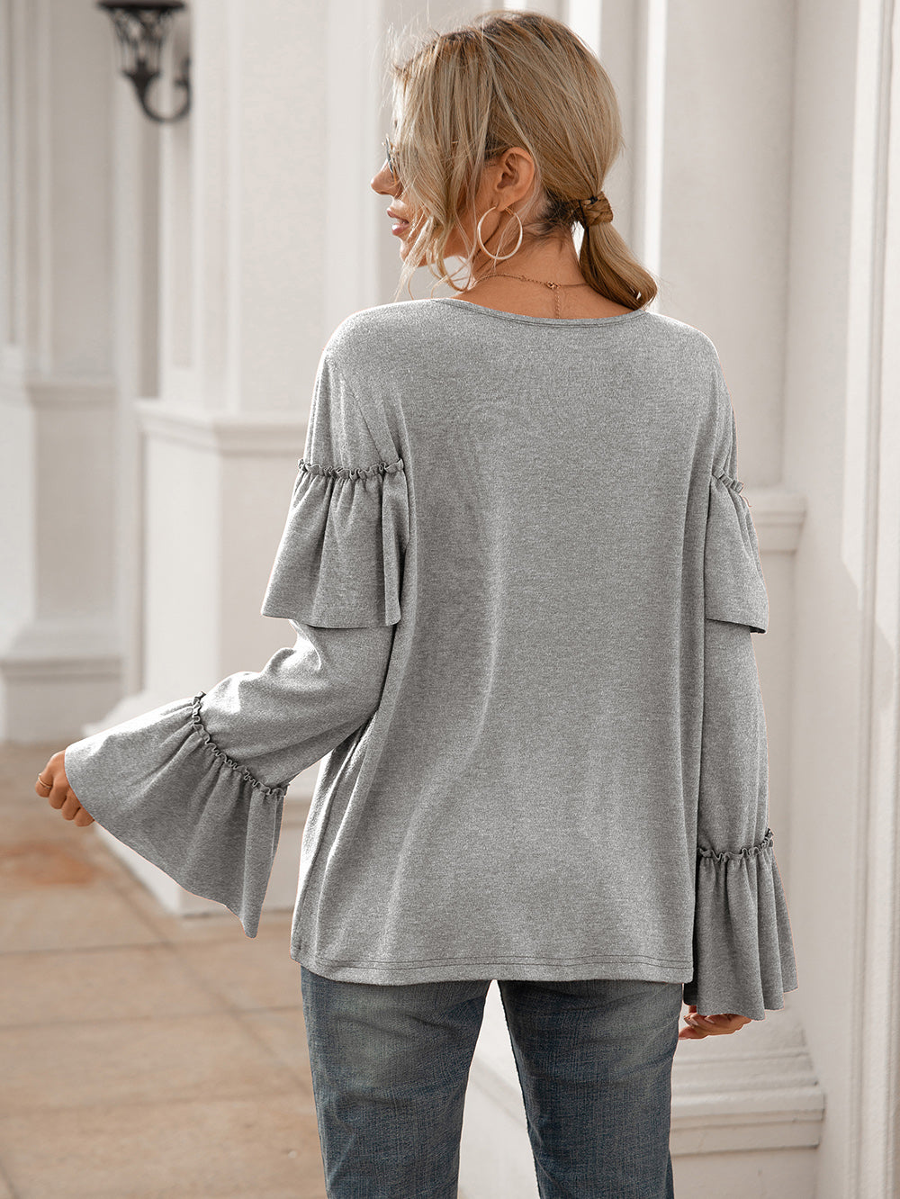 Blusa de manga larga con volantes en el pecho