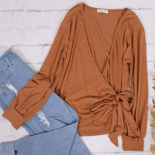 Blusa cruzada con lazo en la parte delantera