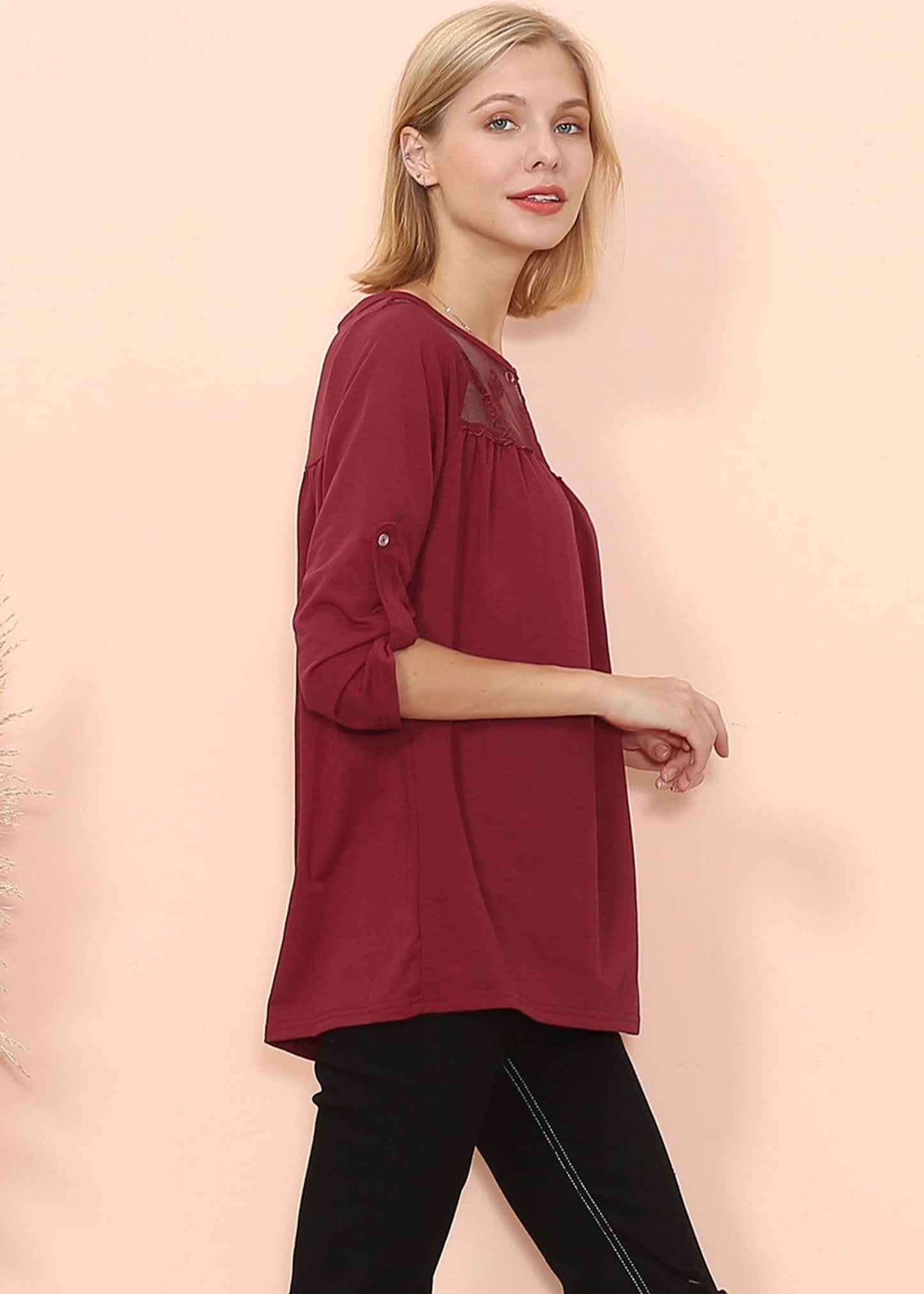 Blusa con detalle de encaje y codo a media altura