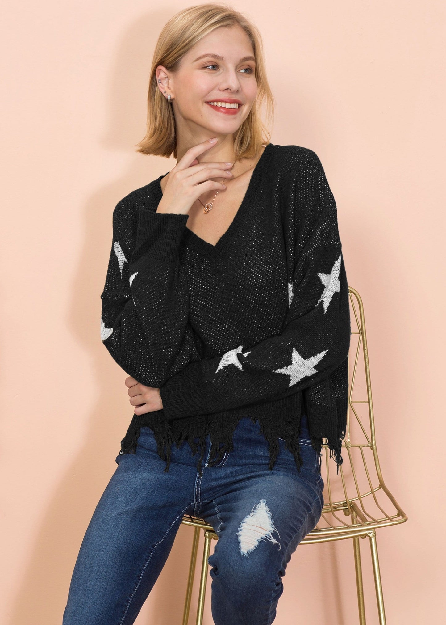 Suéter con dobladillo deshilachado y estampado de estrellas