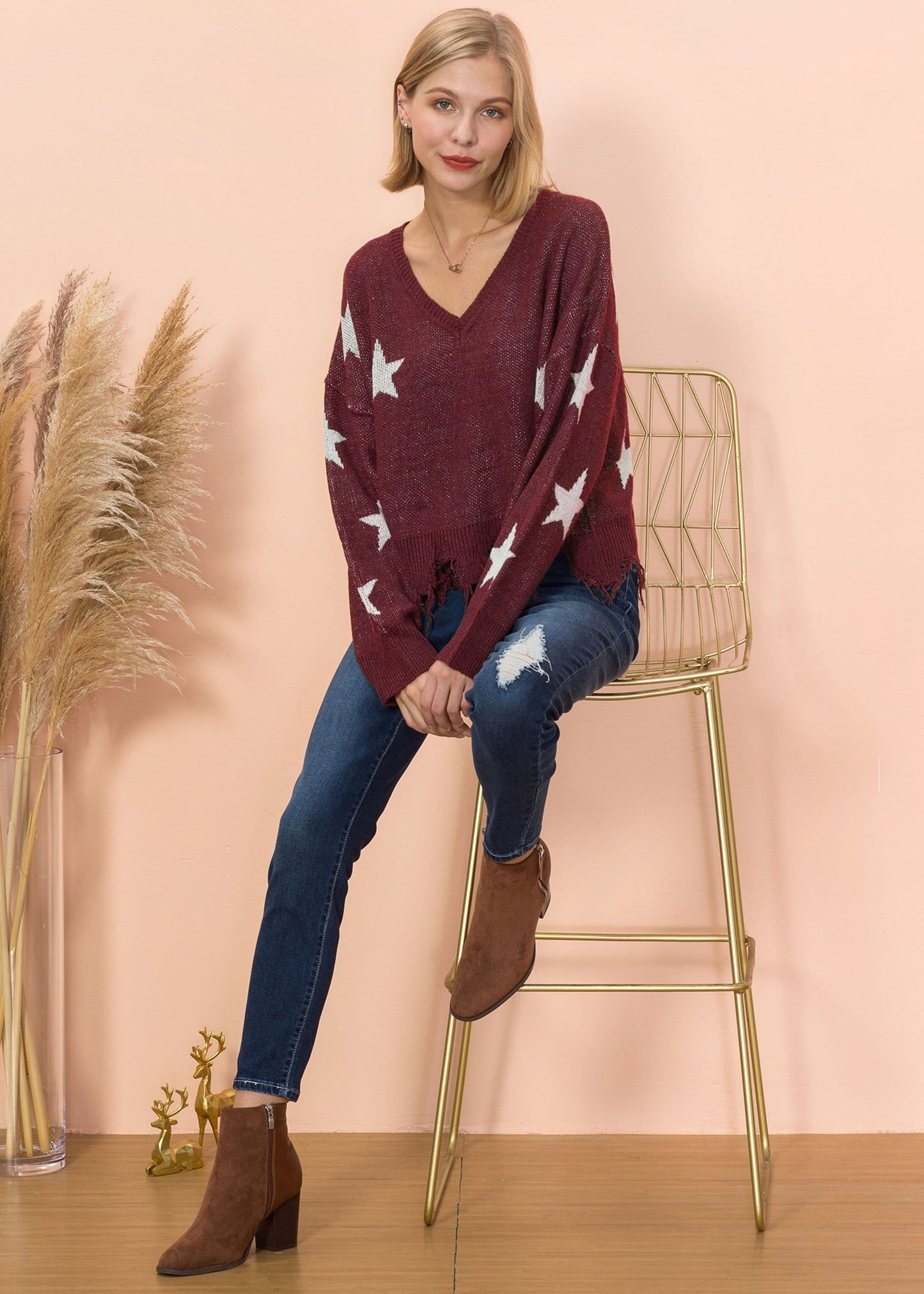 Suéter con dobladillo deshilachado y estampado de estrellas