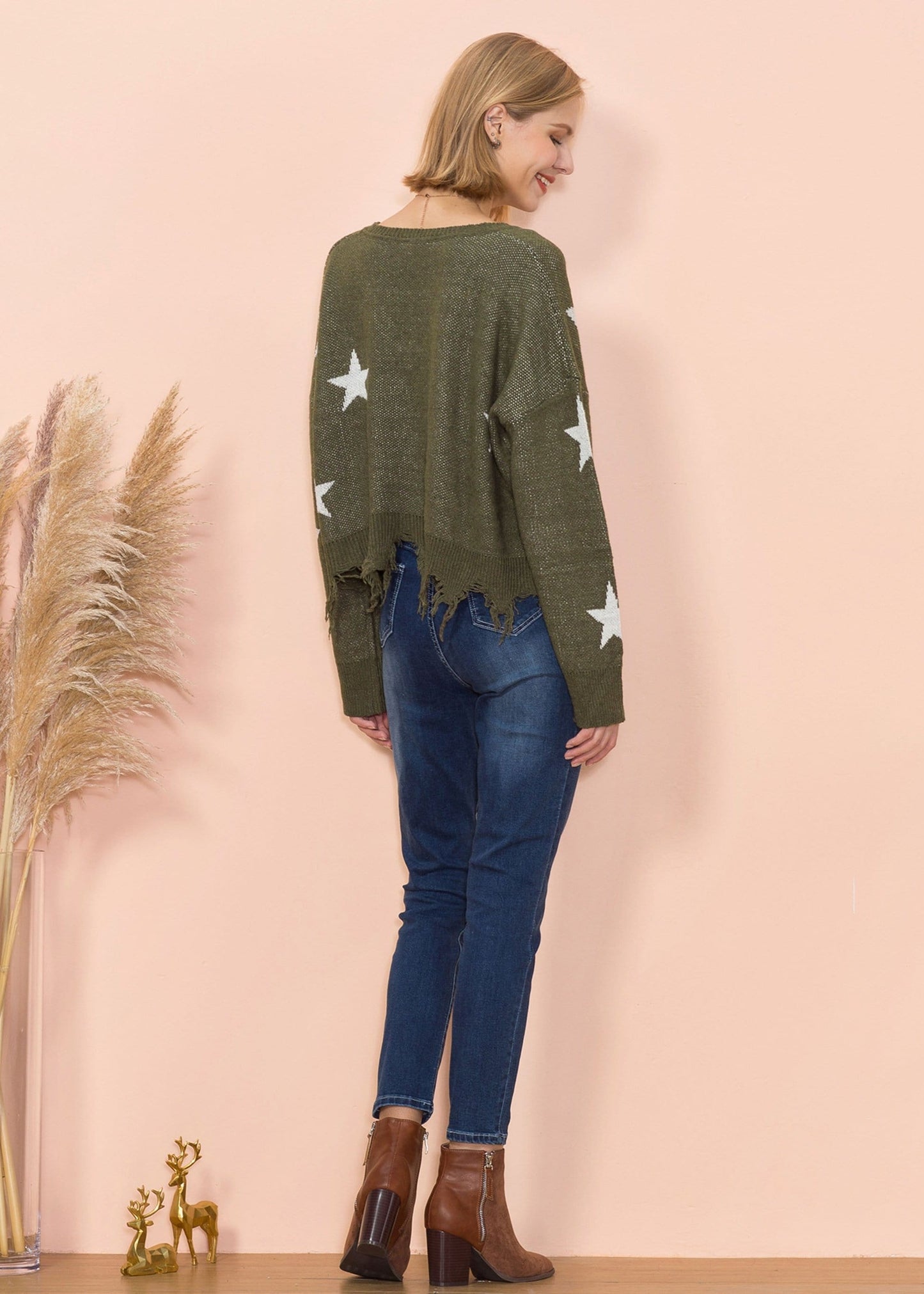Suéter con dobladillo deshilachado y estampado de estrellas