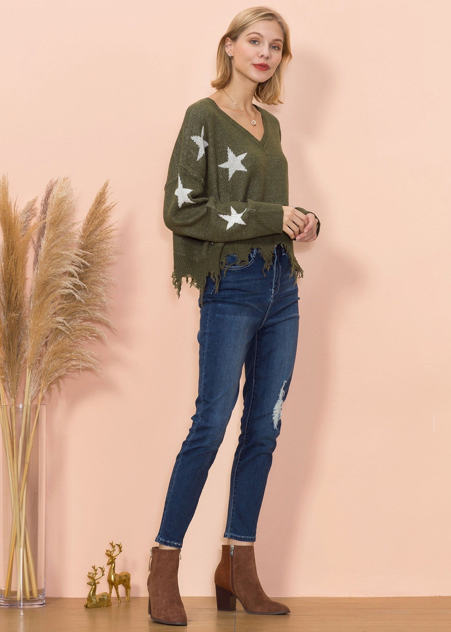 Suéter con dobladillo deshilachado y estampado de estrellas