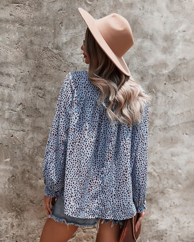 Blusa con estampado de guepardo y cuello con volantes
