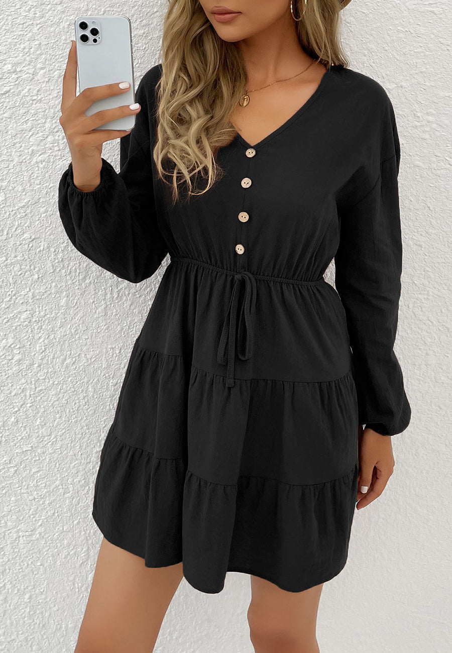 Vestido con lazo en la cintura y capas