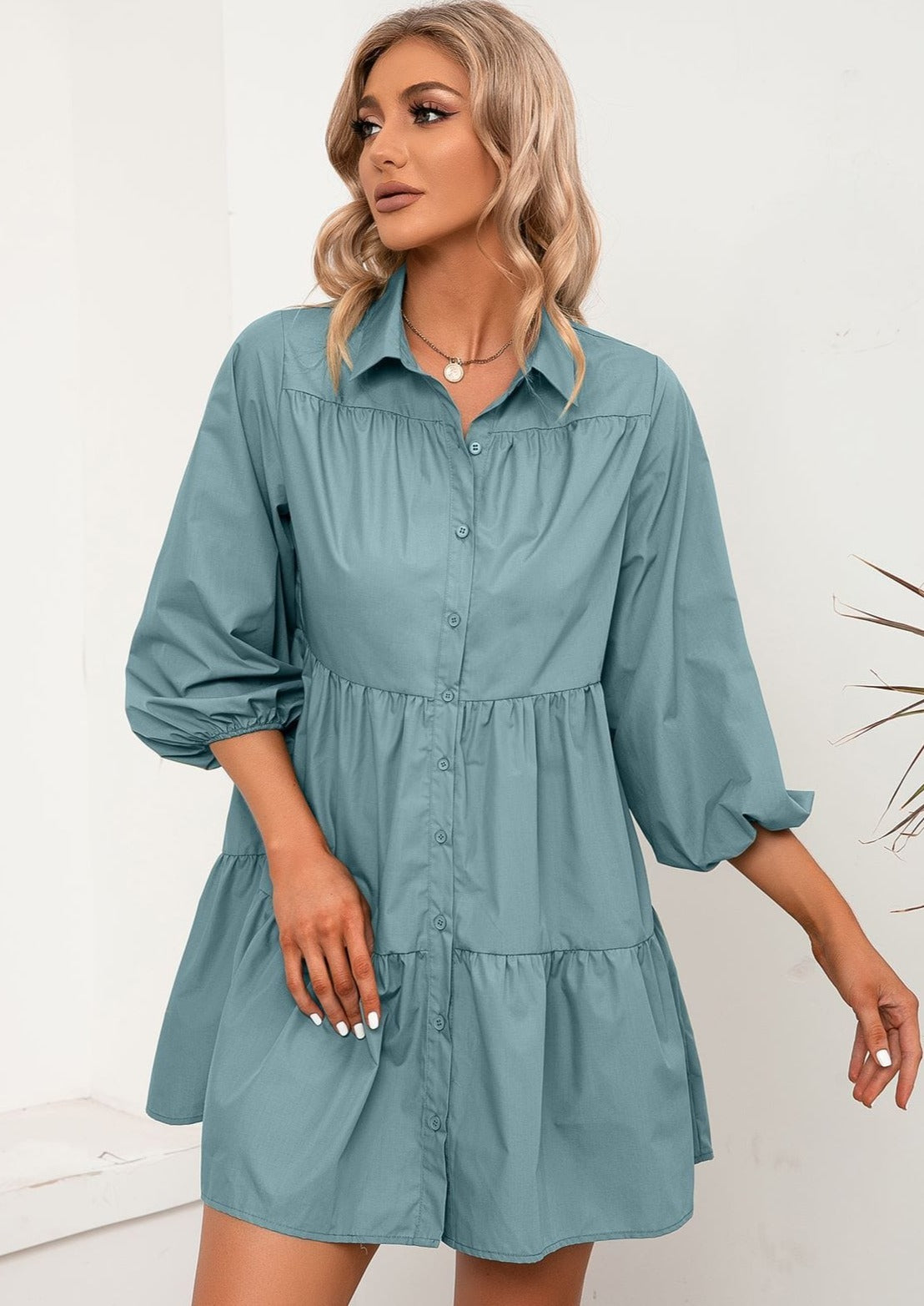 Vestido camisero con capas hasta el codo