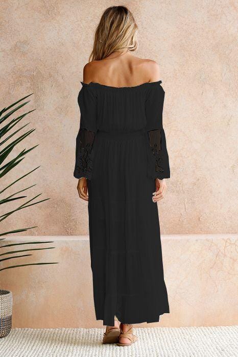 Vestido con mangas de encaje y hombros descubiertos