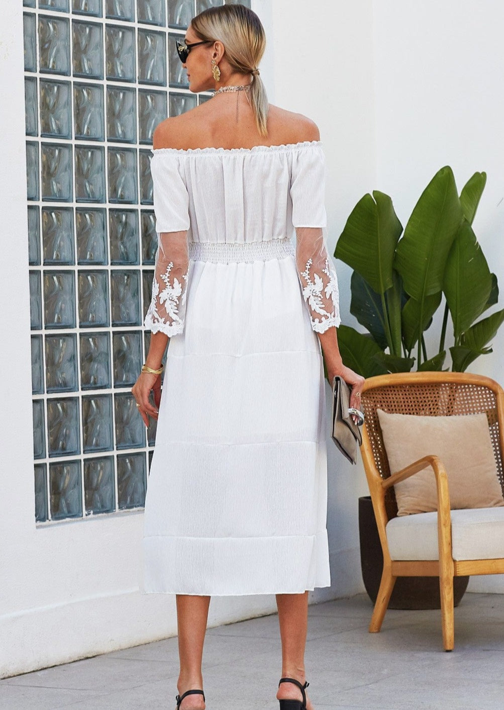 Vestido con mangas de encaje y hombros descubiertos