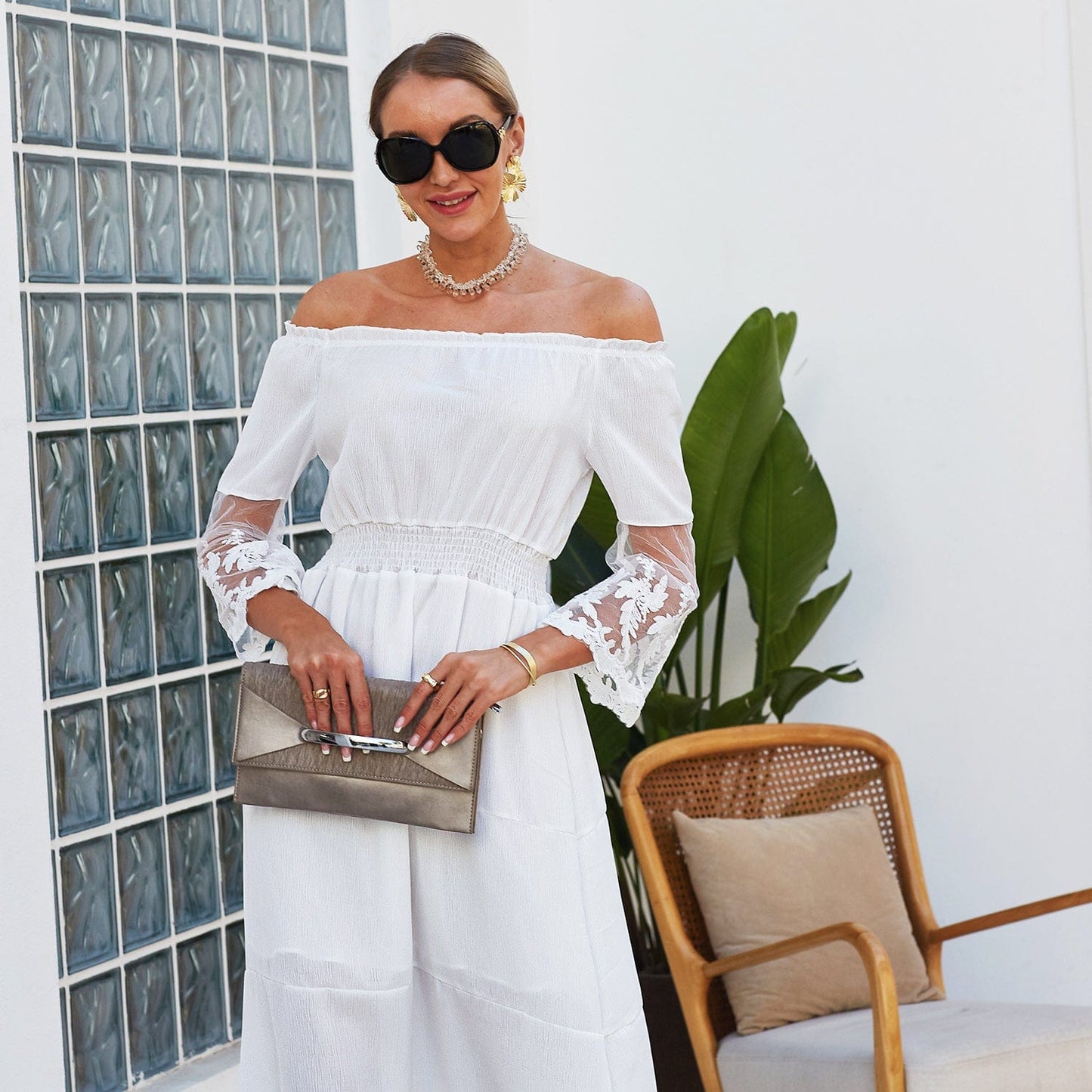 Vestido con mangas de encaje y hombros descubiertos