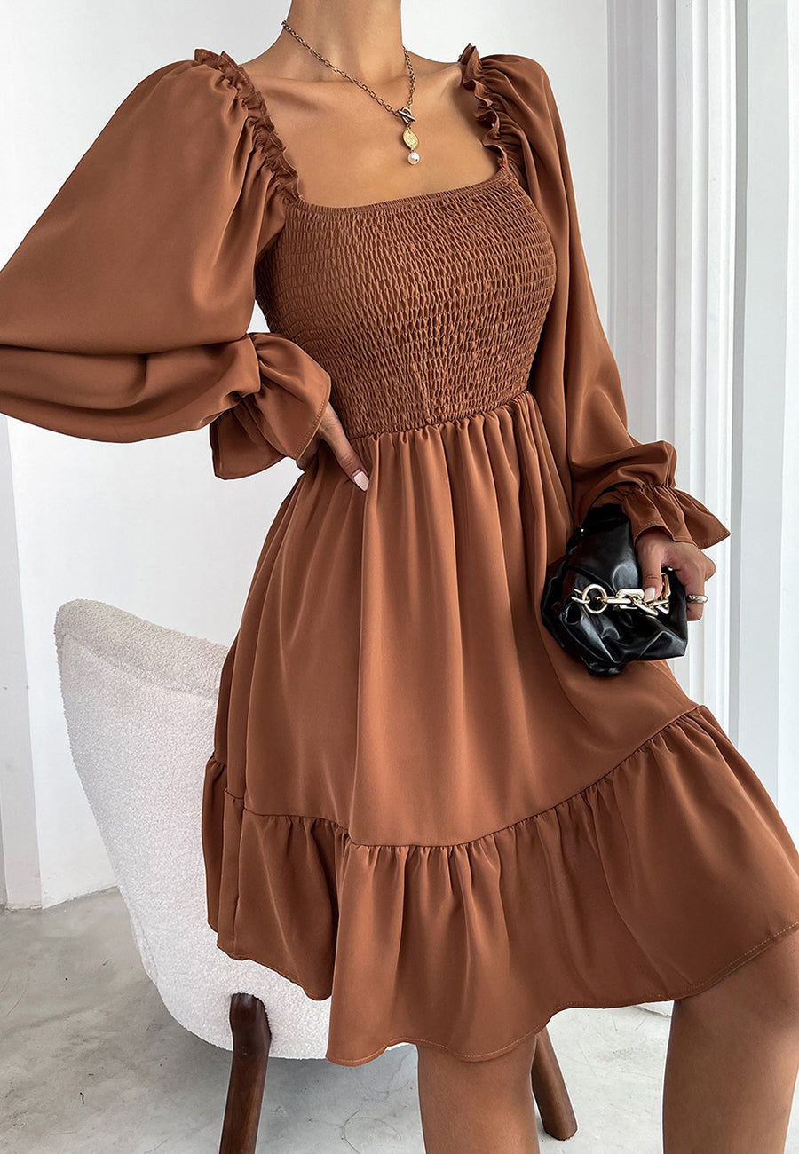 Vestido con dobladillo fruncido y volantes