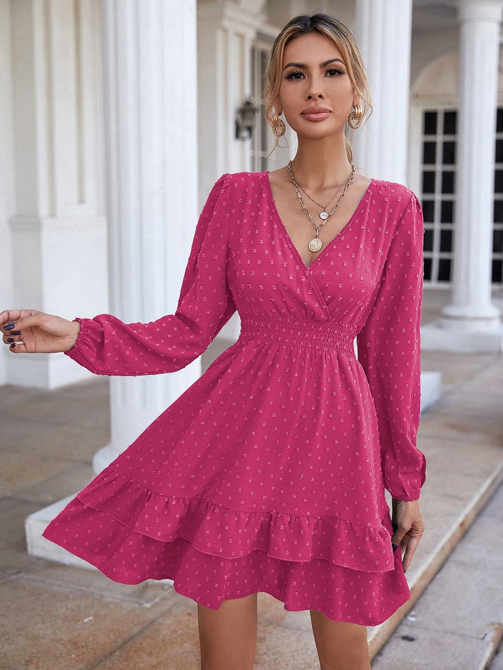 Vestido con detalle de volante y lunares suizos