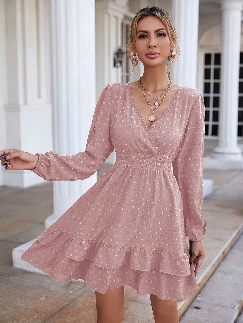 Vestido con detalle de volante y lunares suizos